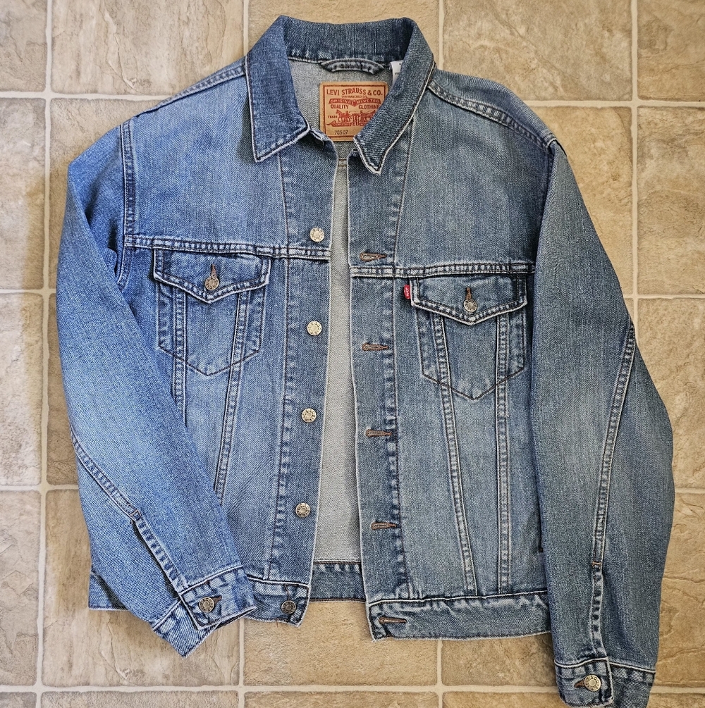 Levi's Light Blue Vintage-Style Denim Jacket - Picture 7 of 9